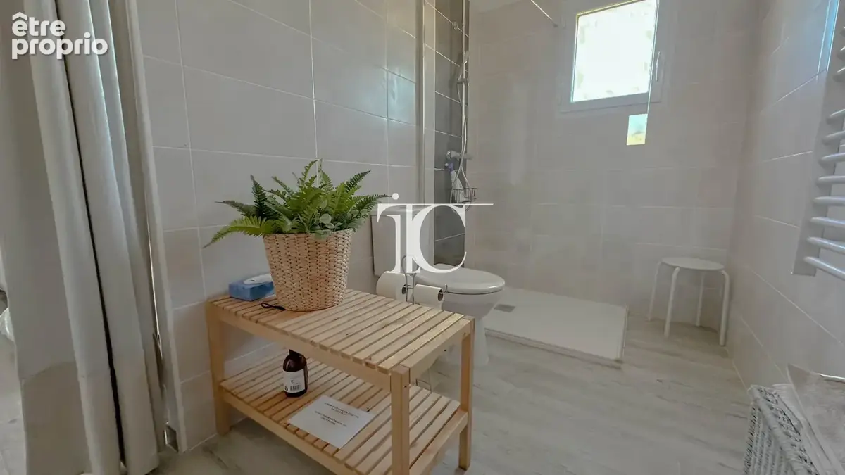 Villa de plain pied double garage et piscine - photo 11