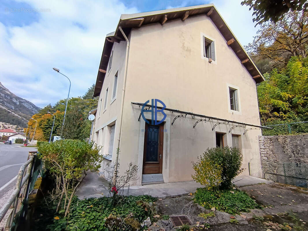 Maison à VIRIEU-LE-GRAND