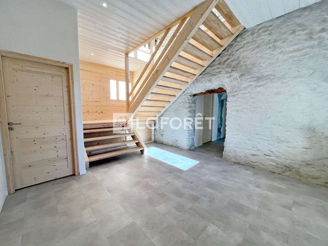 Maison à LES CHAPELLES