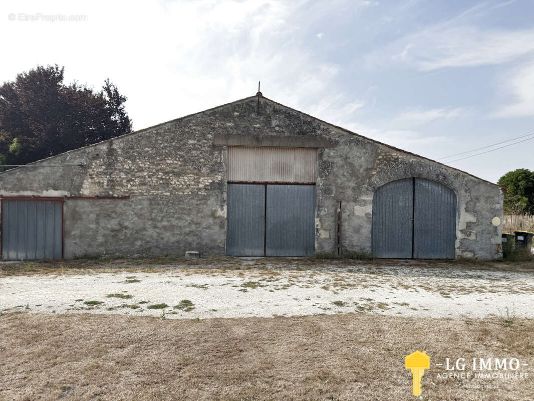 Maison de plain-pied au milieu de son jardin arboré d'arbres fruitiers avec grange de 346 m2 - photo 3