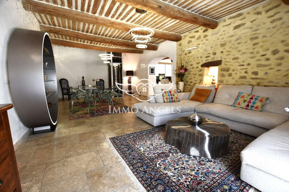 Maison à SAINTE-CECILE-LES-VIGNES