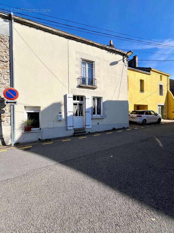 Maison à SAINT-ETIENNE-DE-MONTLUC