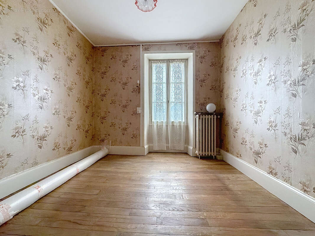 Maison à SAINT-CYR-LA-ROCHE