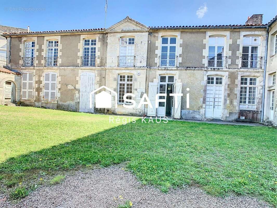 Maison 480 m² à Lucon  - photo 2