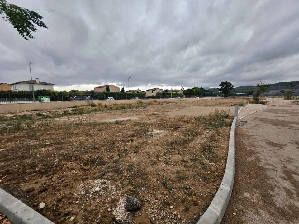 Terrain 282 m² à Peyrolles-En-Provence  - photo 4