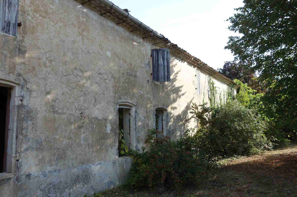 Maison en pierre à rénover entiérement - photo 3