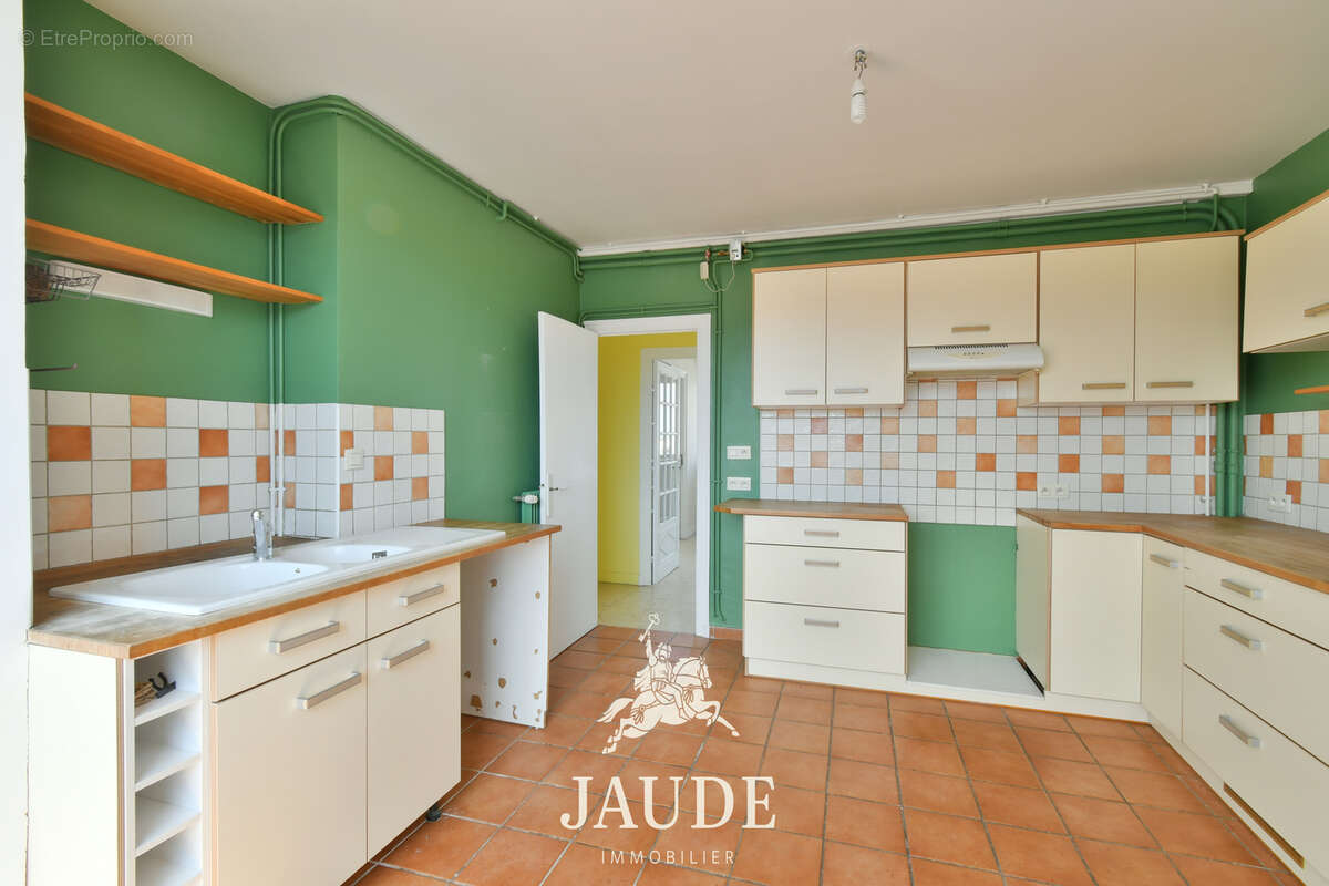 F4 de 86,57 m2 DERNIER ÉTAGE avec balcons cave, parking et vues panoramiques   24 boulevard Fleury, Clermont- - photo 7