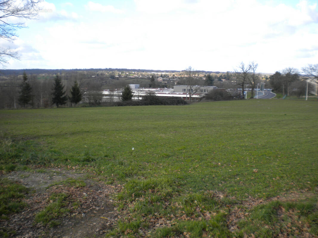 Terrain à CONFOLENS