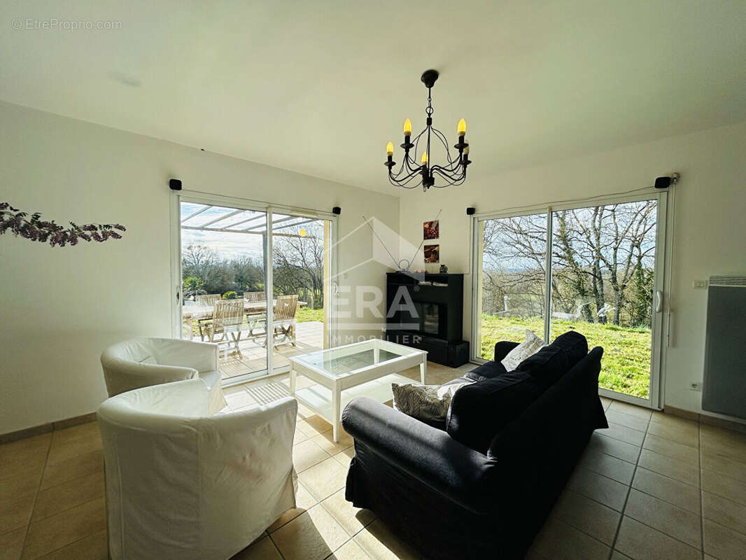 Maison à VILLECOMTAL-SUR-ARROS