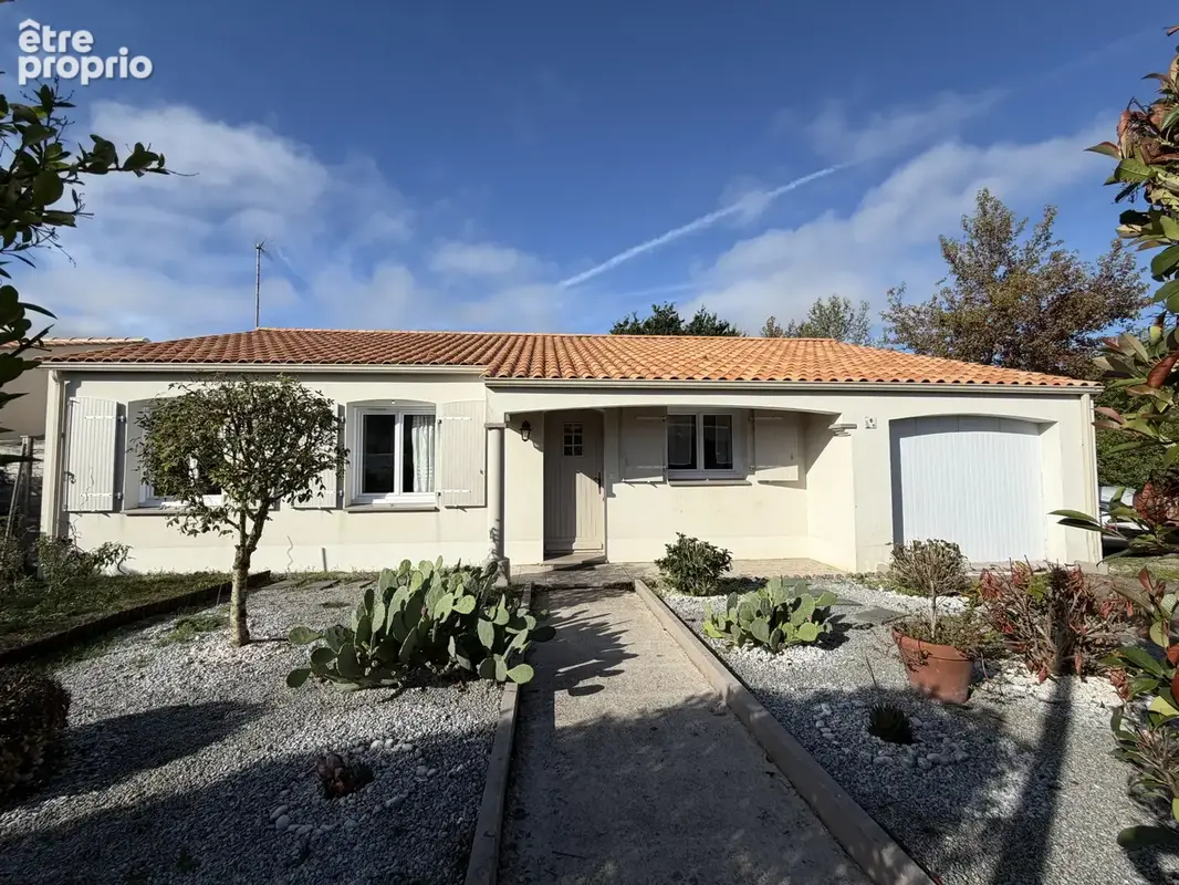 AIZENAY, proche centre, maison de plain-pied, 3 chambres sur 576 m2 de terrain - photo 1