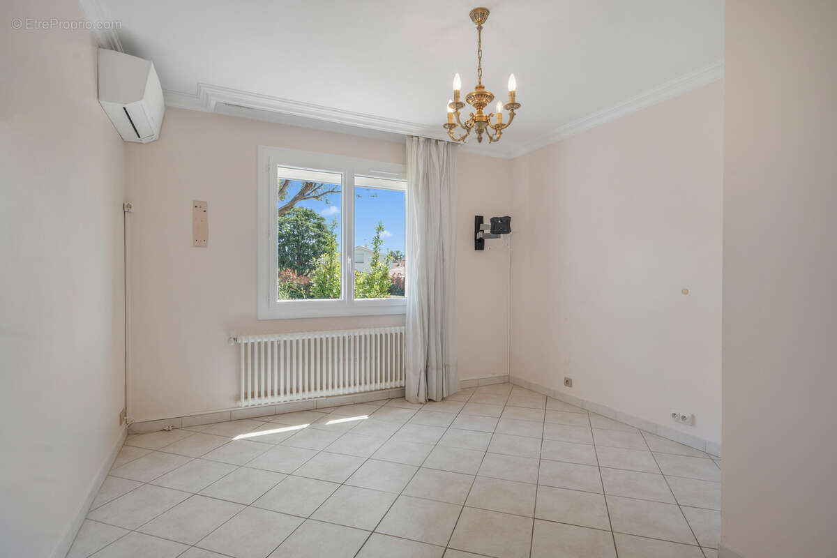 Rare à Mandelieu : maison 124 m2 avec studio, ascenseur et garage de 58 m2 - photo 7