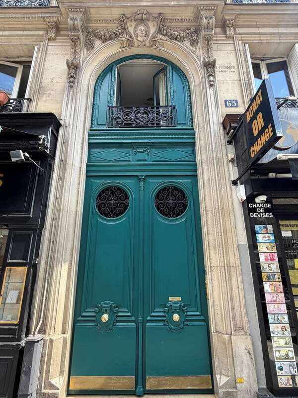 PARIS 6ᵉ – RUE DE RENNES – Un petit appartement qui a tout d'un grand ! - photo 3