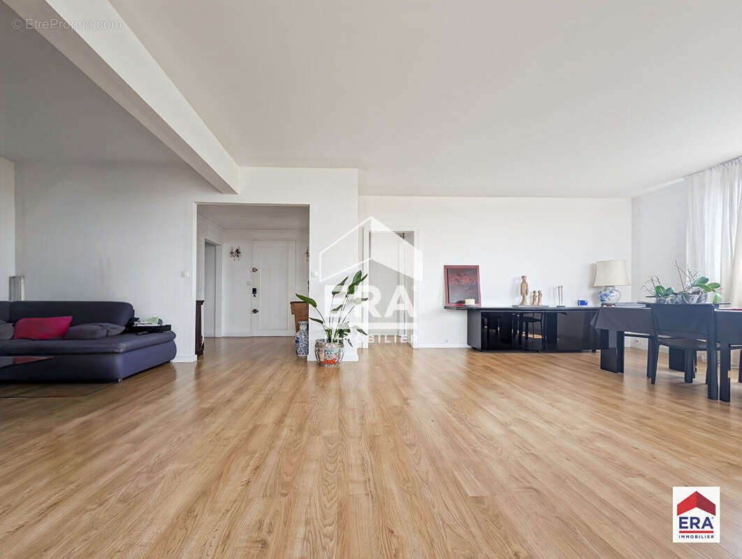 Appartement - 105 m² - Balcons - Garage fermé - Cave - Roubaix Barbieux - photo 3