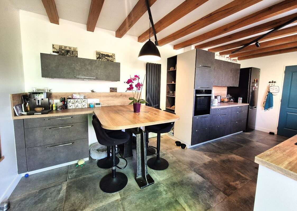 Maison de caractère rénovée avec grand jardin, garage et dépendances - photo 6
