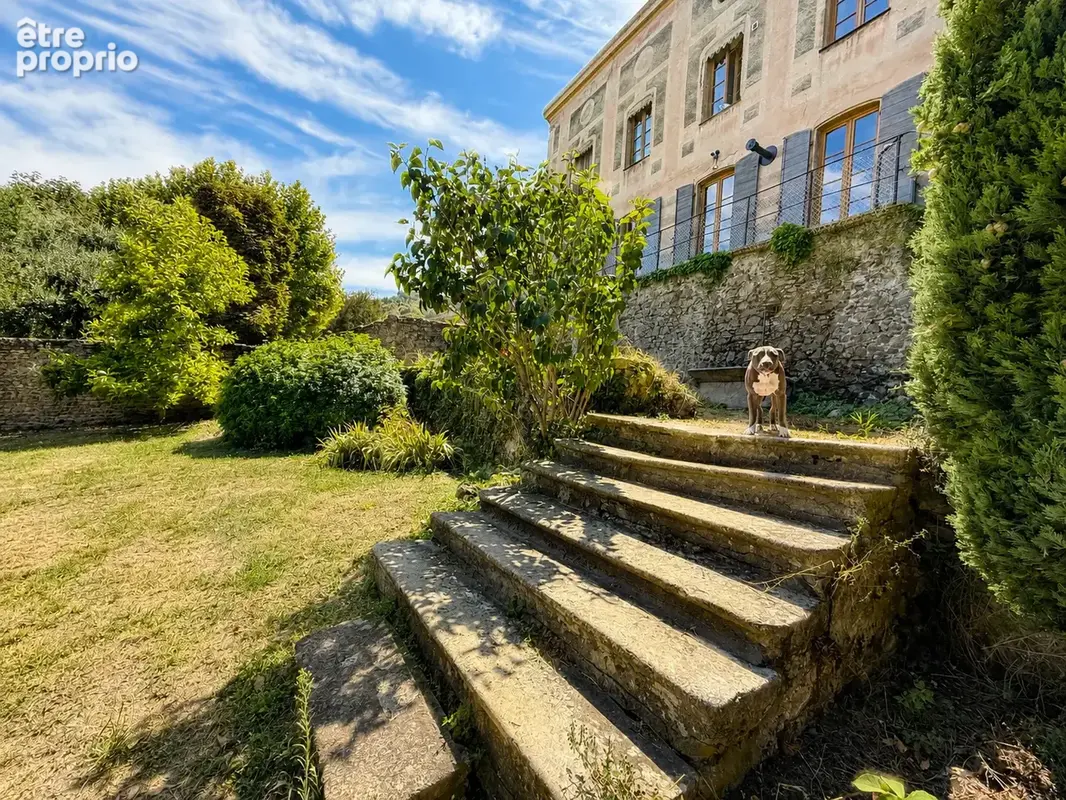 Propriété historique 312 m2 élevée sur caves voûtées, garage et plus de 1 000 m2 de terrain - photo 2