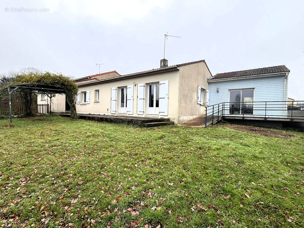 Maison à MONTREVAULT