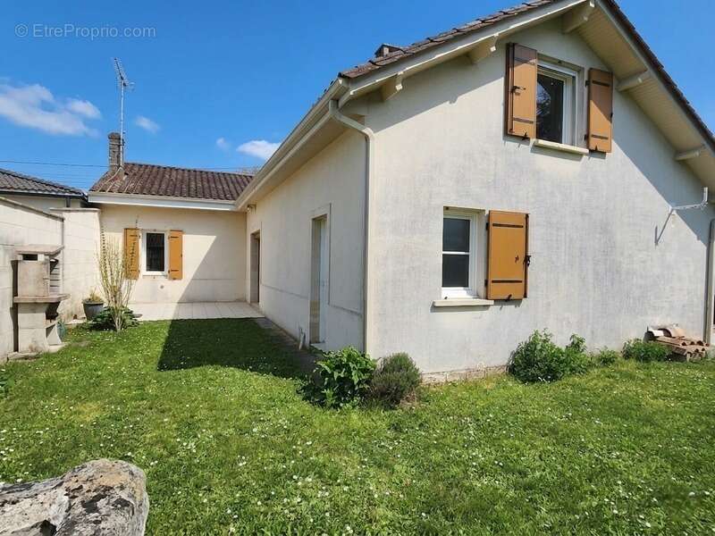 Maison à SAINT-MEDARD-DE-GUIZIERES