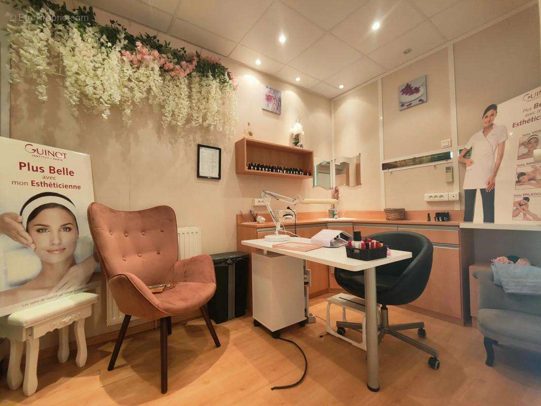 Commerce à FEUCHEROLLES