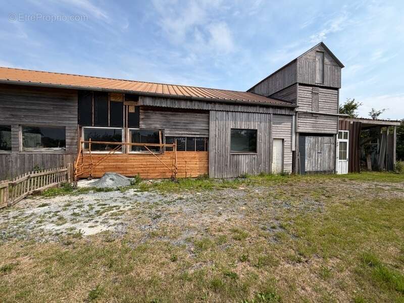 À quelques minutes de Périers – Propriété avec habitation familiale, hangar professionnel et bureaux sur 4 104 m² (50) - photo 3