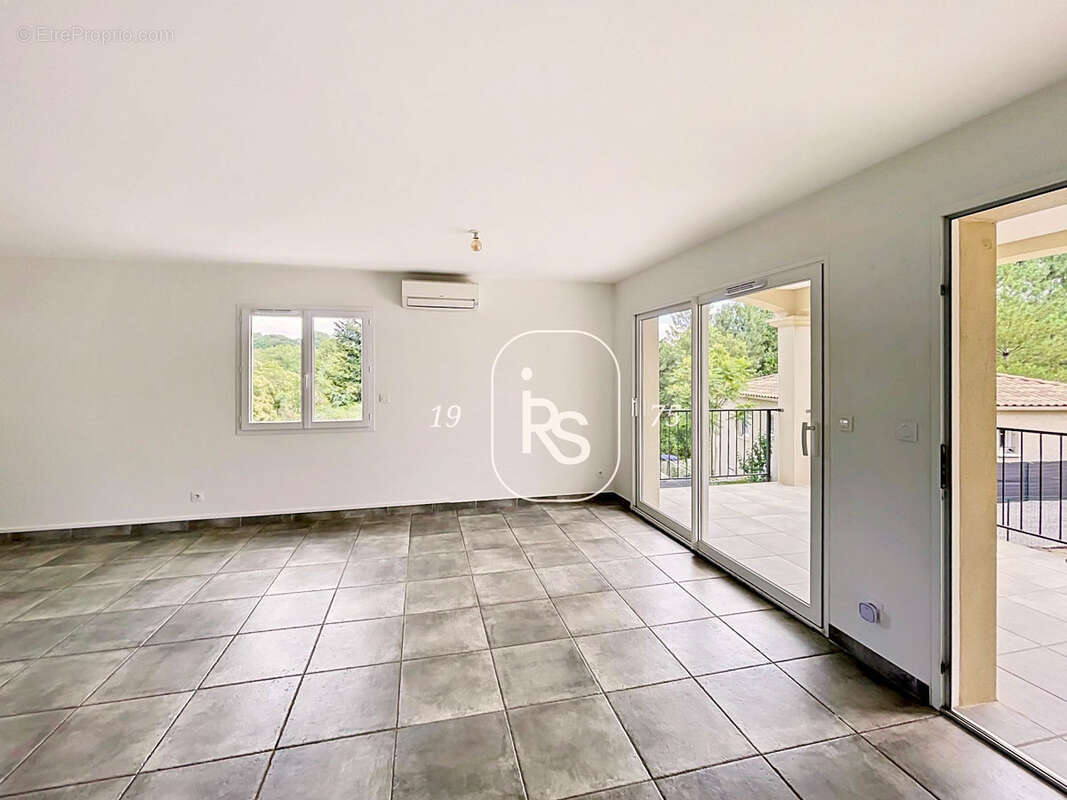 Une lumineuse villa de plain-pied récente de 80 m2 avec 559 m2 de jardin avec 3 chambres. - photo 5