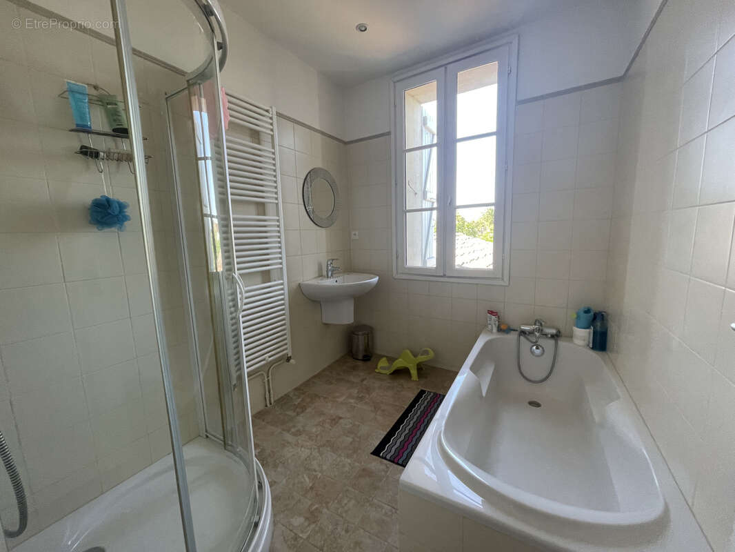 Maison bourgeoise au village avec jardin très bon état - photo 17