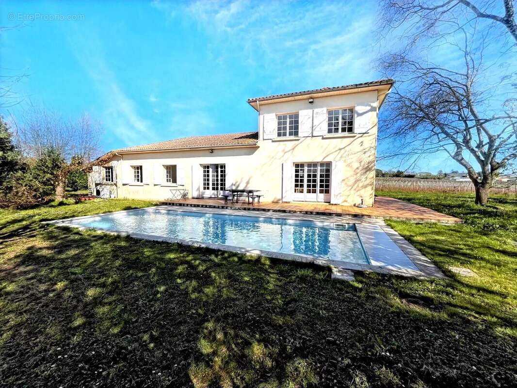Maison à SAINT-PHILIPPE-D'AIGUILLE