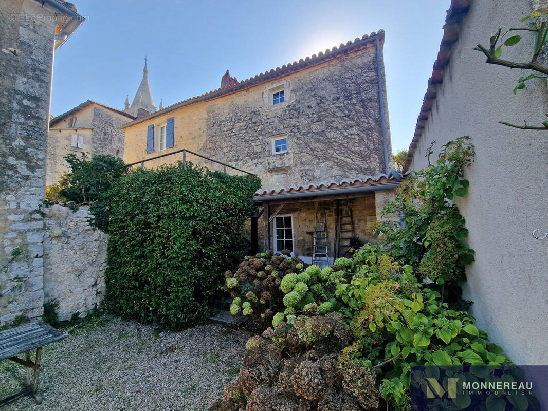 Maison à VILLEBOIS-LAVALETTE