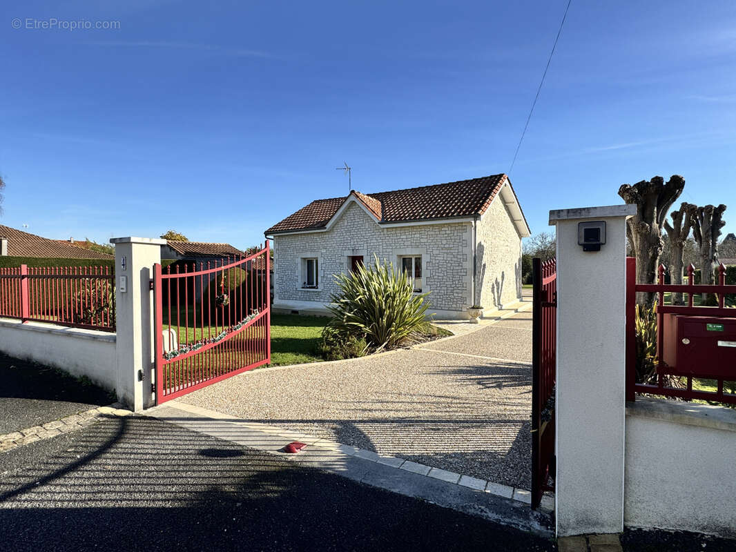 Maison à BARBEZIEUX-SAINT-HILAIRE