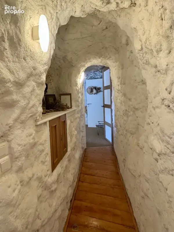 Vivre dans la roche, au cur de La Roche-Guyon : une maison singulière pour ceux qui cherchent tout sauf une maison ordinaire. - photo 11