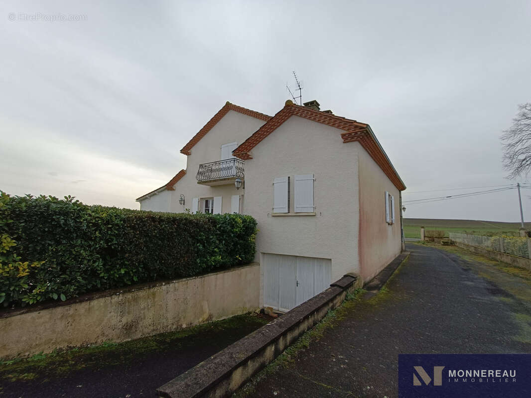 Maison à ROULLET-SAINT-ESTEPHE