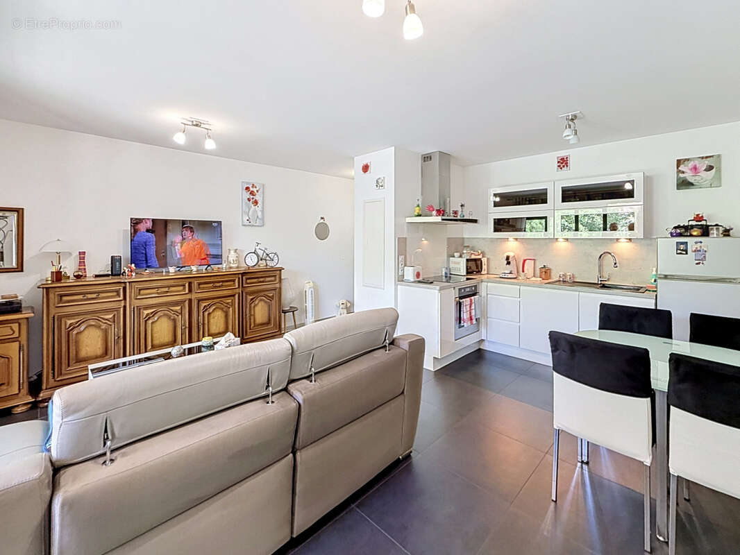 VOLMERANGE LES MINES - Résidence CRYSTAL HOME  - Appt  T3 -  69 M2 - 1 Cave, 1 parking aérien, 1 box en sous s - photo 2