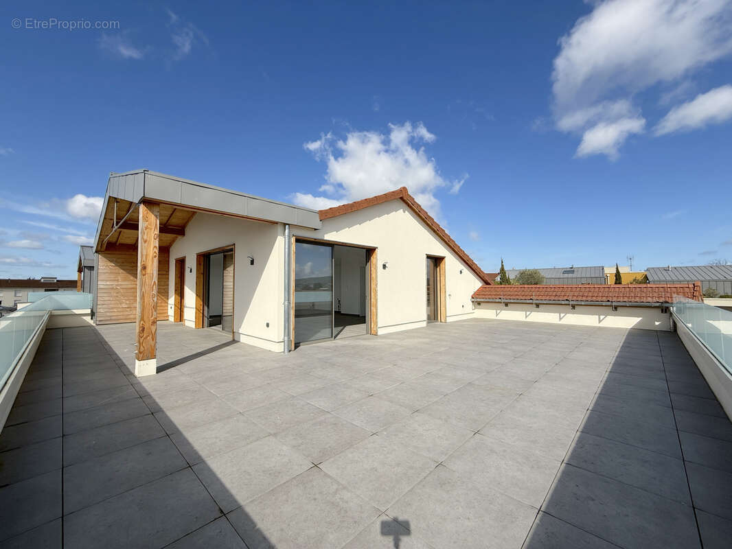 Appartement à LA TOUR-DE-SALVAGNY