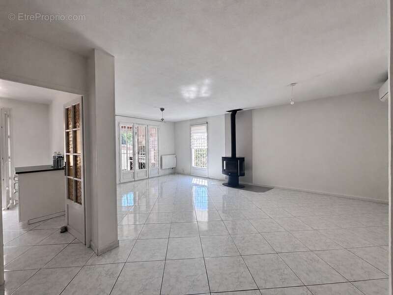JUVIGNAC – Villa familiale avec T2 indépendant, jardin et piscine - photo 4