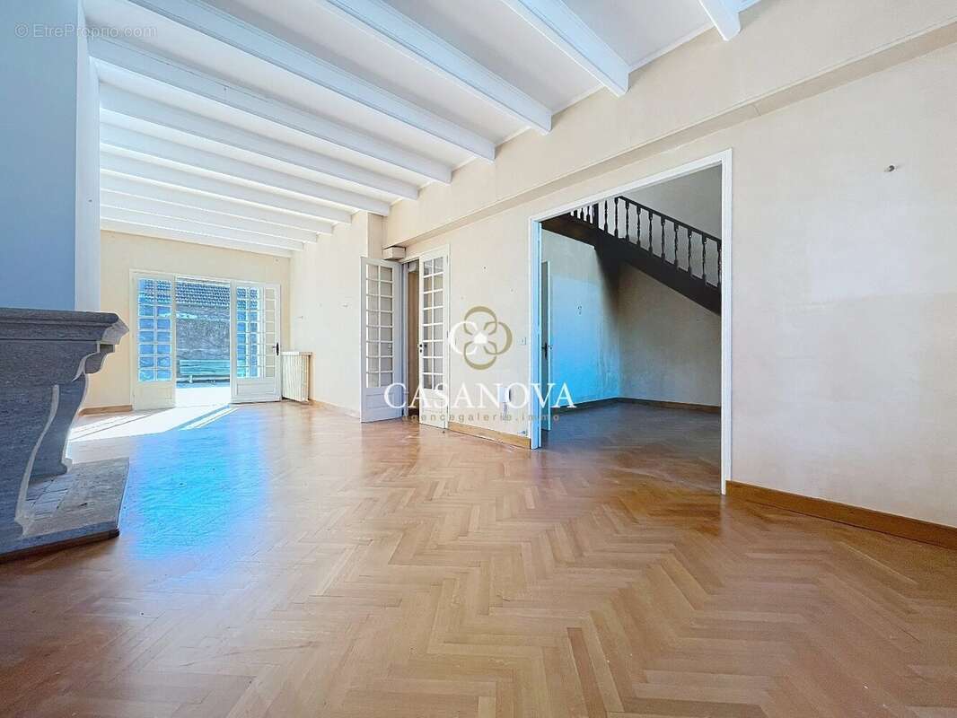 Proche PEZENAS: Belle maison ancienn de caractère avec PATIO intimiste & terrasse. 230 m² hab. + gd GARAGE / atelier. Emplacemen - photo 2