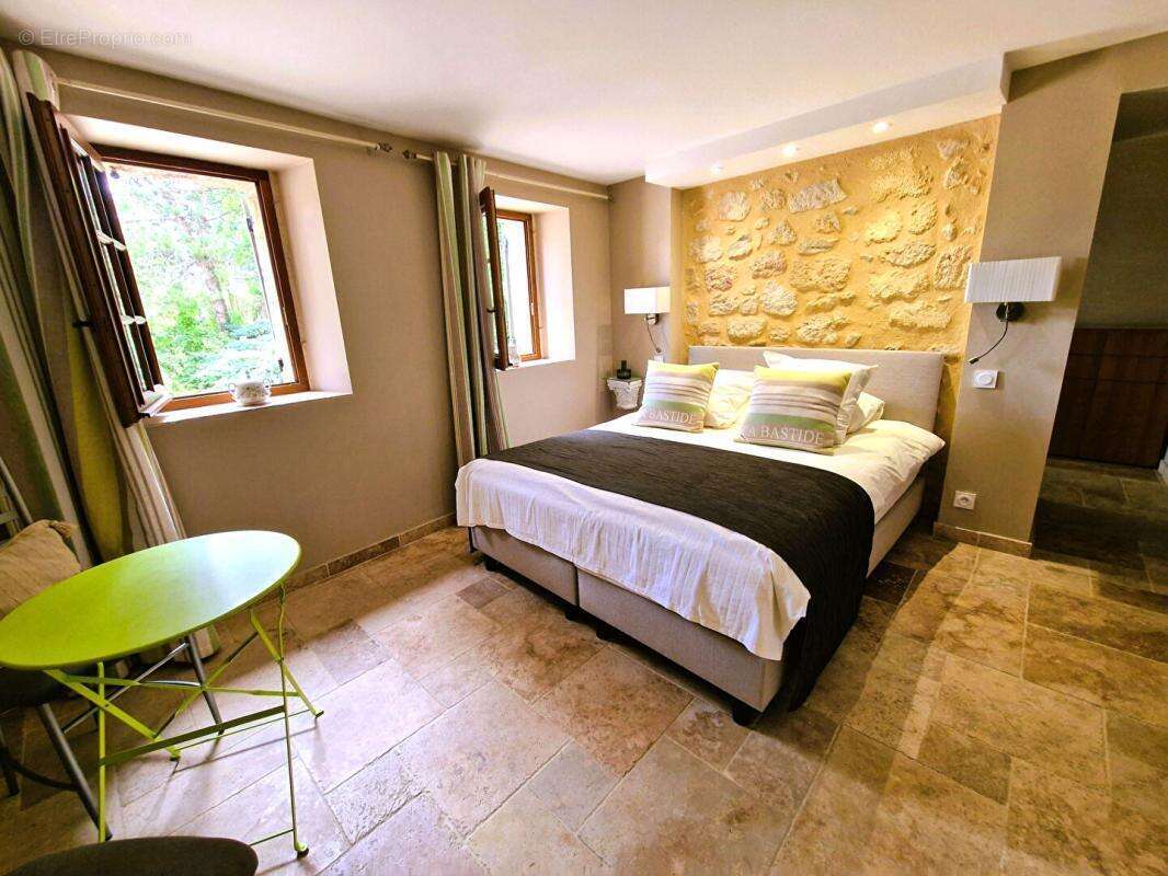 Moulin  XIIIème siècle restauré en bord de cascade - Exclusivité - photo 11