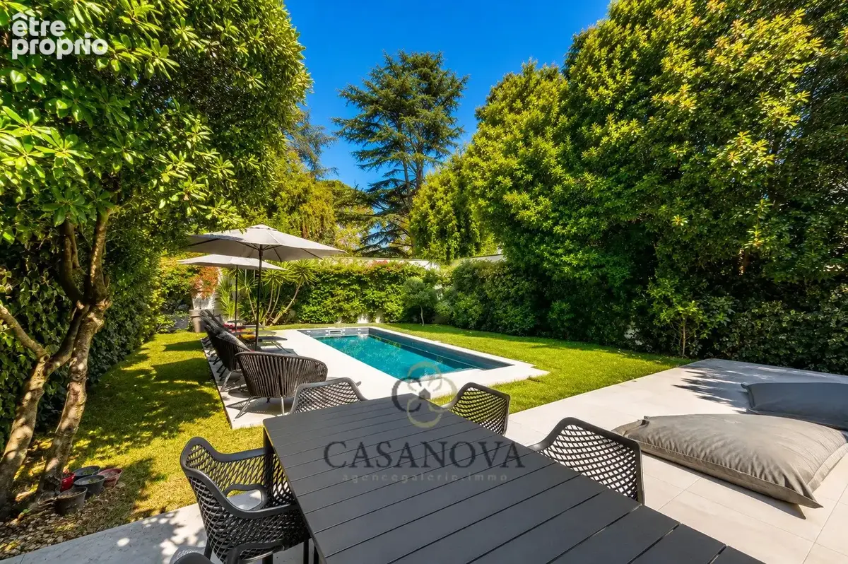 Maison de caractère rénovée avec jardin paysager, piscine et garage aux Arceaux à Montpellier - photo 2
