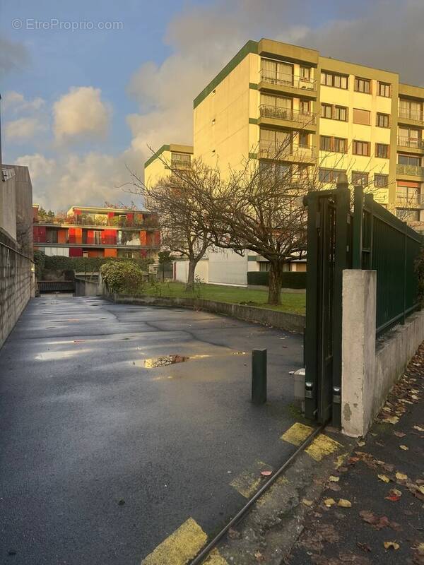 Parking à ROMAINVILLE