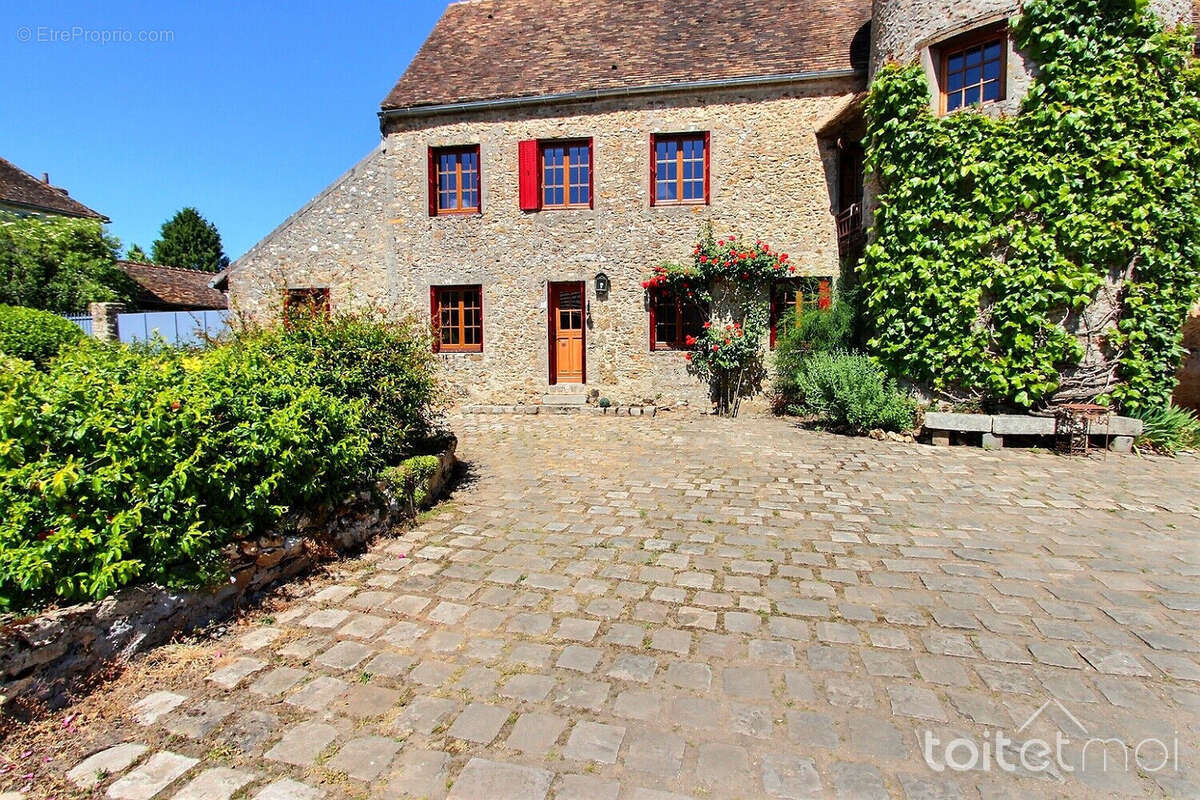 Maison à LA CELLE-LES-BORDES