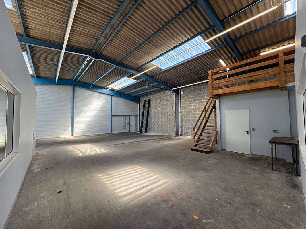 A VENDRE : Très beau Batiment d'activité 855 m2 (RDC 635 + étages 220) situé au NORD de NANTES - photo 7