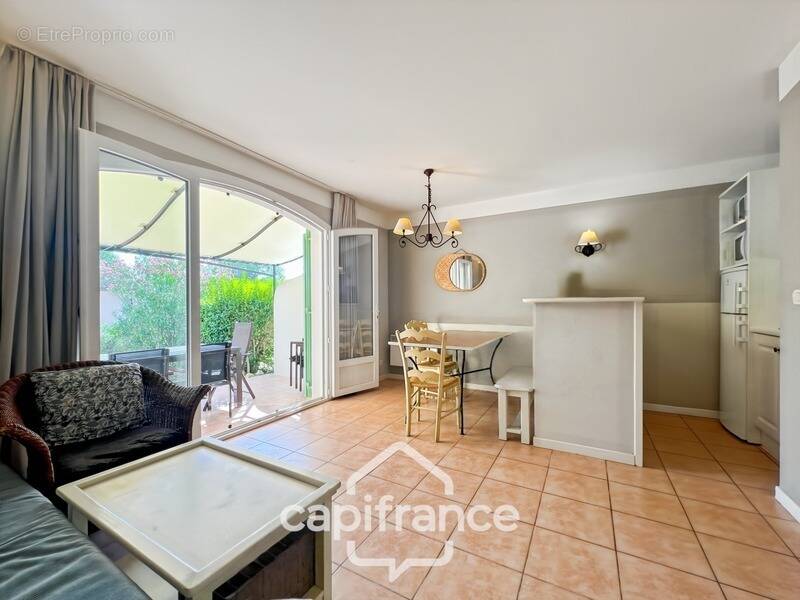 DOMAINE DE PONT ROYAL – Bastidon climatisé de 44 m², ravalé et parfaitement entretenu, avec jardin, 2 chambres et place de parki - photo 8
