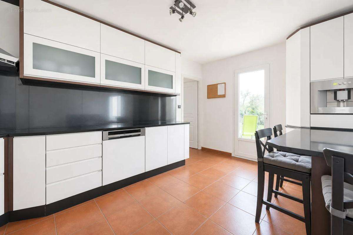 Maison familiale moderne de 200 m² avec jardin spacieux - photo 18