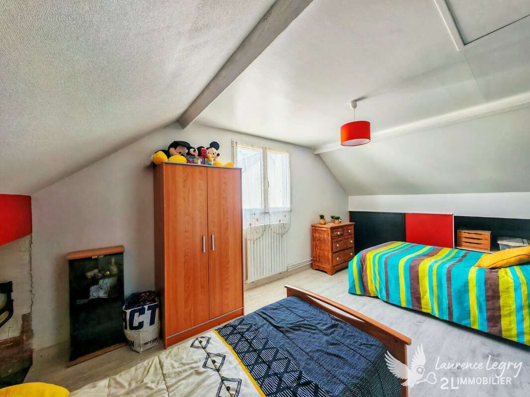 Maison familiale de 157 m² à Parigné-l'Évêque  DPE B - photo 11