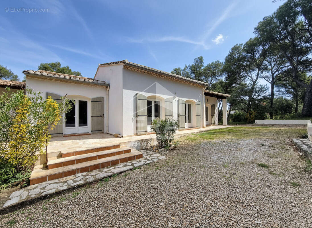 Maison à VERNEGUES