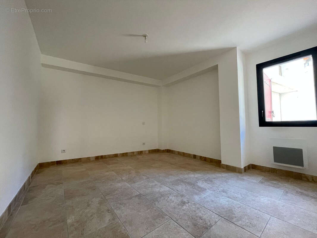 Appartement à COLLOBRIERES