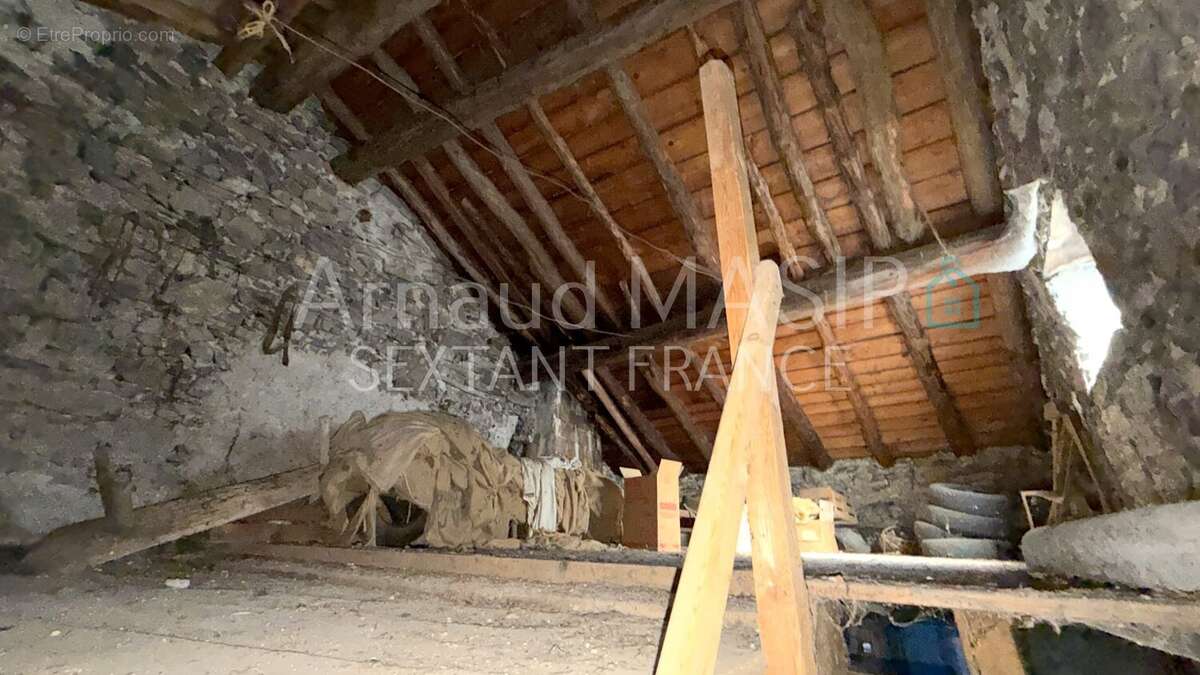 Grange a amenager, abri voiture, jardinet dans hameau prise - photo 15