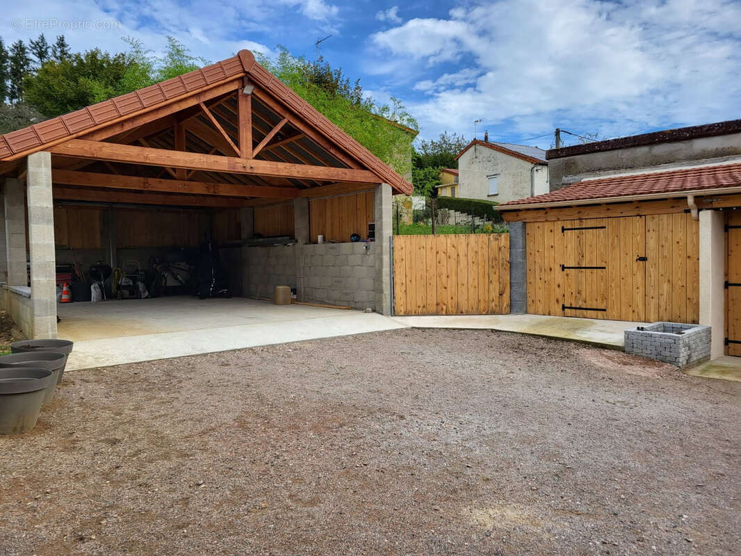 Maison à SAINT-DENIS-DE-CABANNE