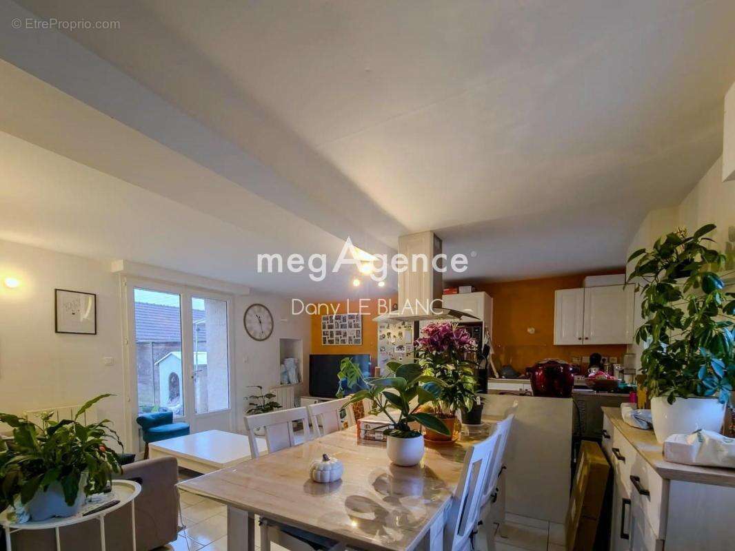 Ensemble immobilier – 4 appartements + maison + grange - photo 2