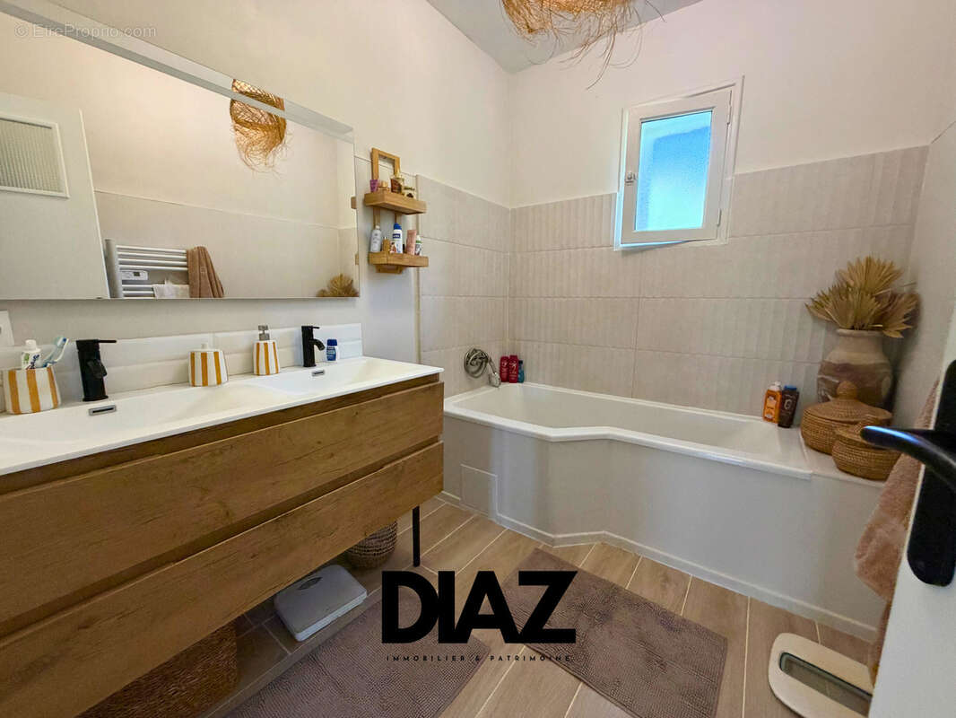 Appartement T3 de 94 m2 avec terrasse de 6 m2, terrain privatif de 510 m2 et grand garage   Nîmes, secteur Boi - photo 8