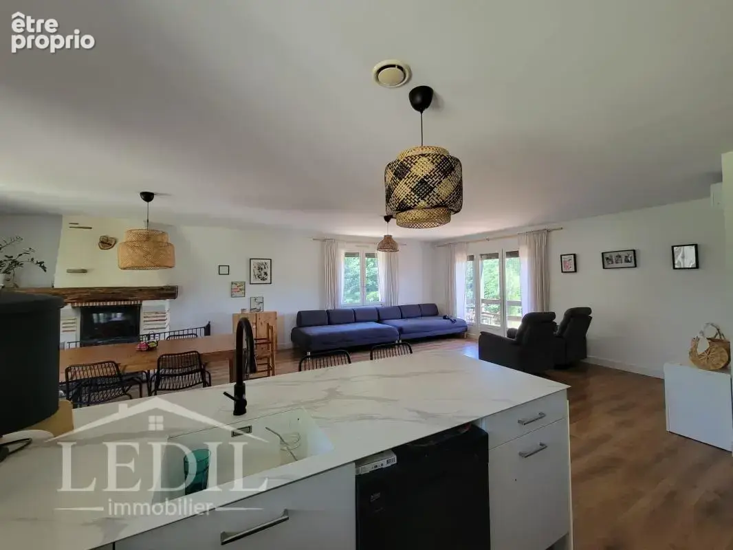 Maison lumineuse avec jardin arboré de 2 839 m² - photo 3