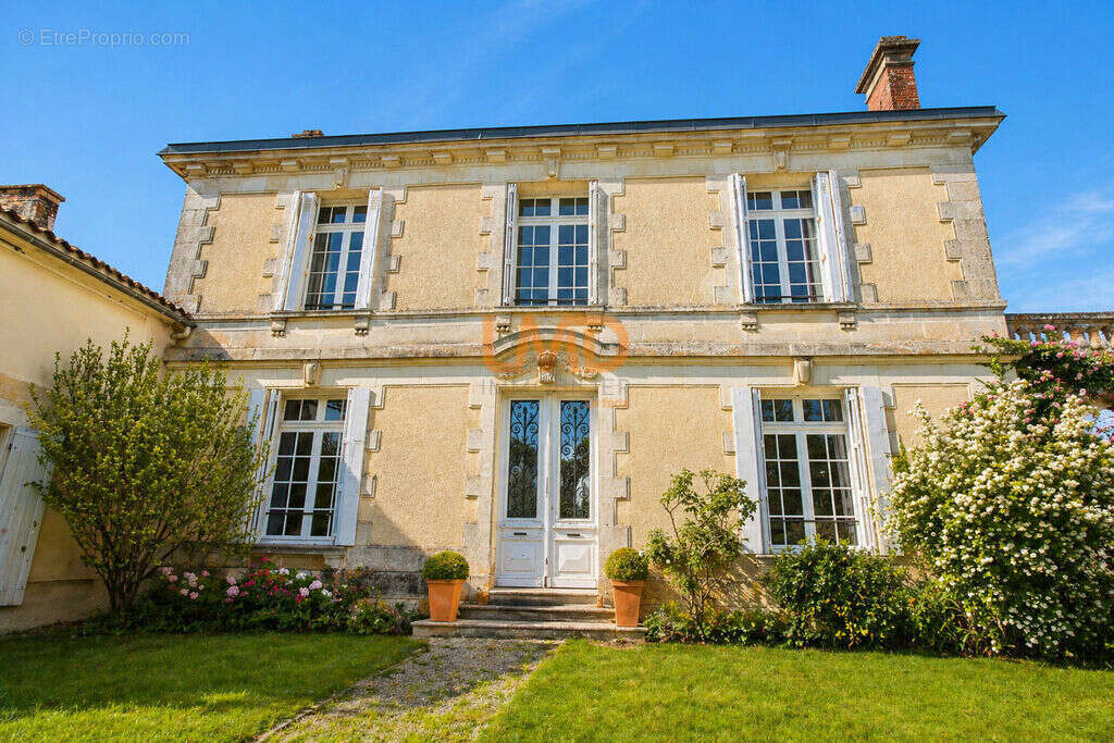 Maison à SALIGNAC-SUR-CHARENTE